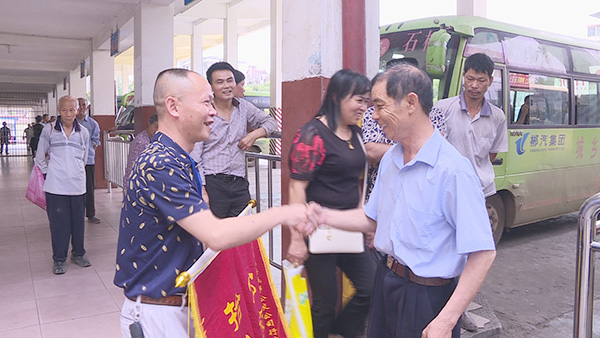 郴汽集團嘉禾城鄉(xiāng)公交好司機，百萬存折尋失主